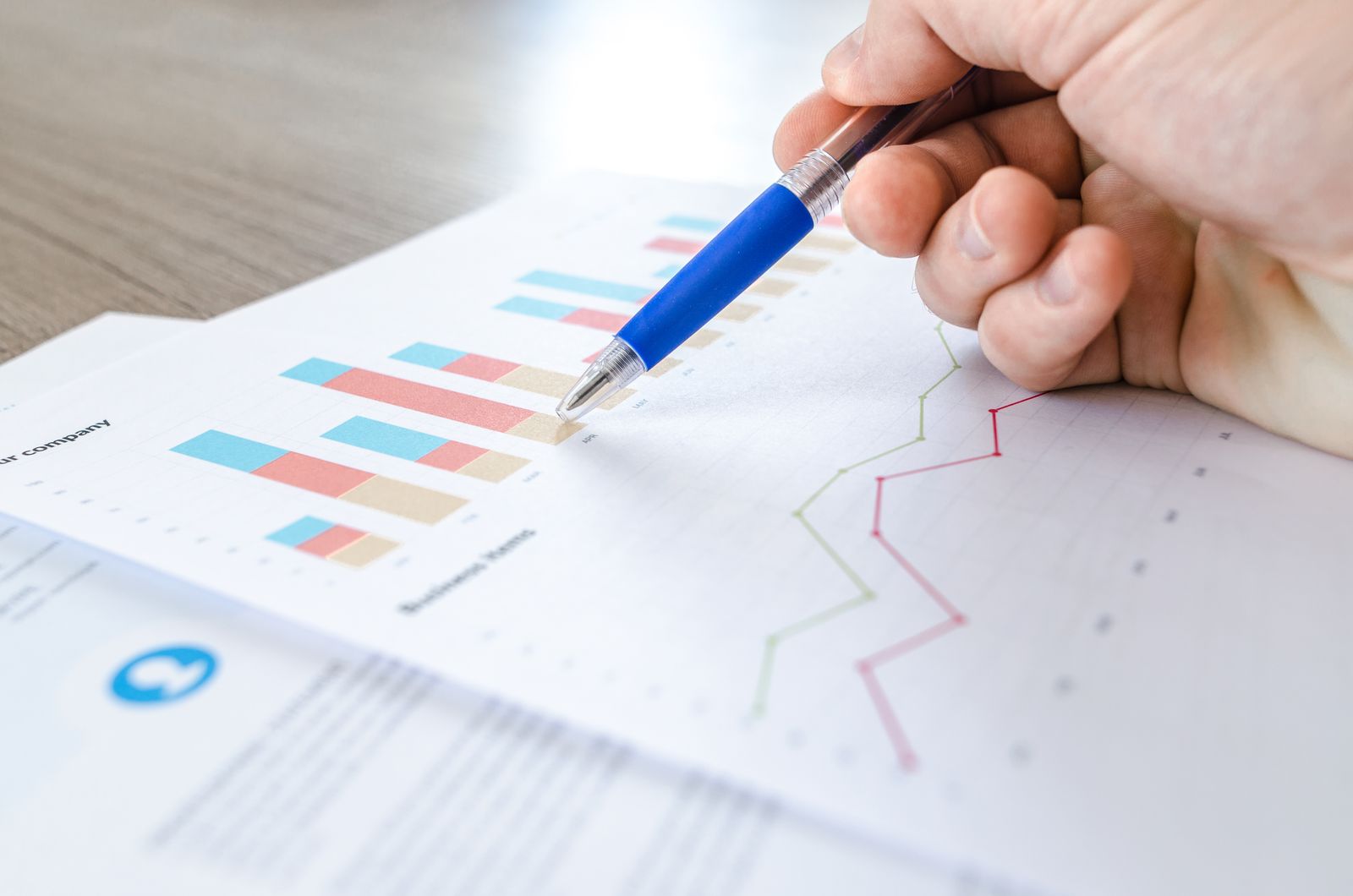 Profesionales analizando información financiera para un proyecto