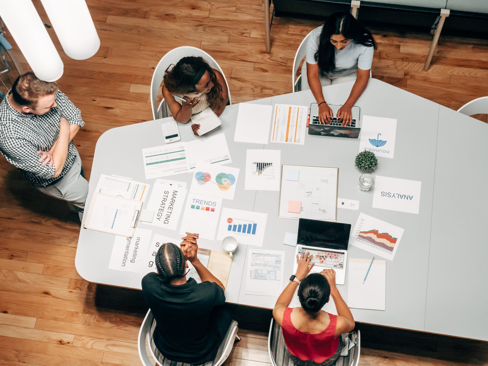 Investigación, creatividad y estrategia para conectar marcas con personas.